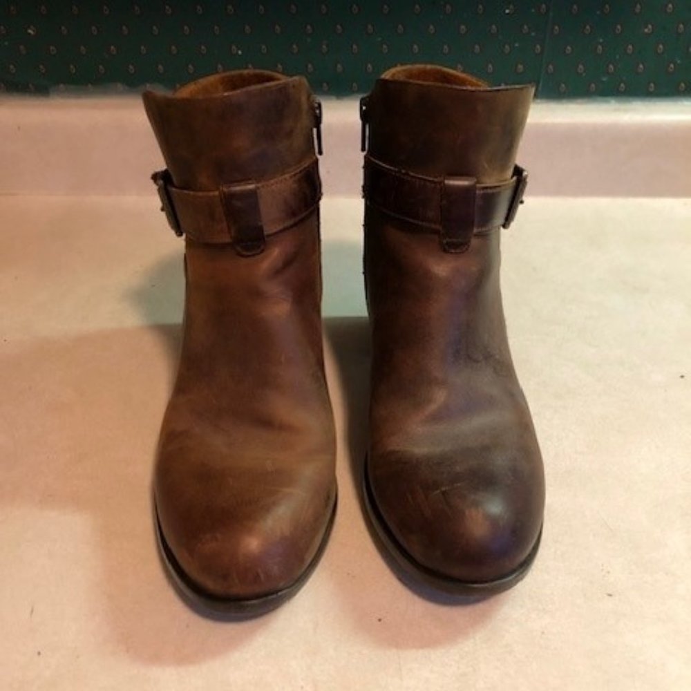 Ankle height mid-heel brown boots.